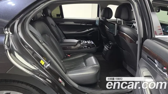 Genesis G90 2018 thumb 11