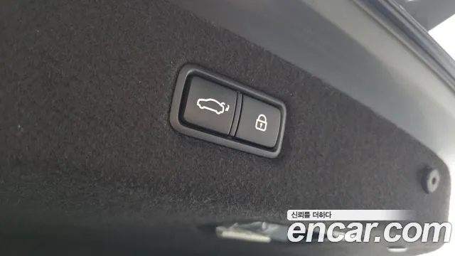 Genesis G90 2018 thumb 4