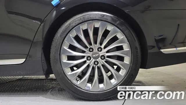 Genesis G90 2018 thumb 9
