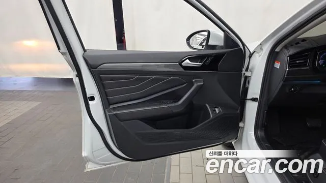 Volkswagen Jetta 2023 thumb 4