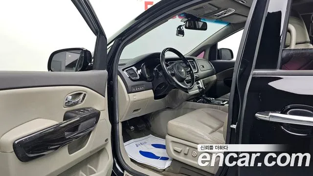 Kia Carnival 2015 thumb 10