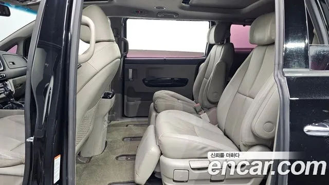 Kia Carnival 2015 thumb 11