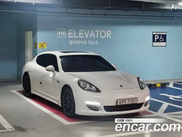Porsche Panamera 2011 thumb 9