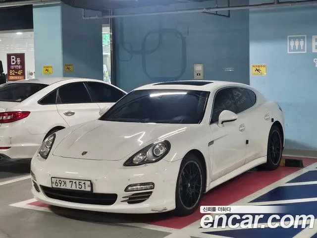 Porsche Panamera 2011 thumb 4