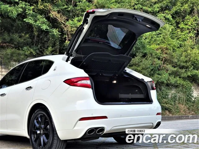 Maserati Levante 2017 thumb 3