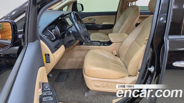 Kia Carnival 2015 thumb 10