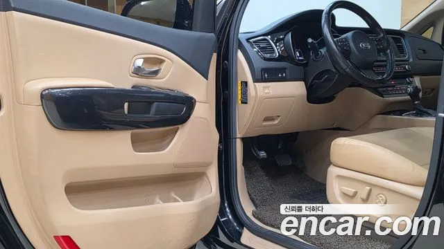 Kia Carnival 2015 thumb 11