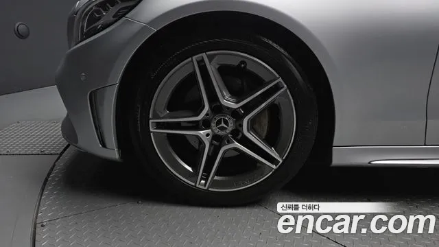Mercedes-Benz C-Class 2019 thumb 11