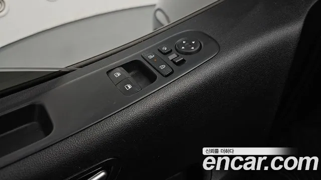 Hyundai Staria 2025 thumb 2
