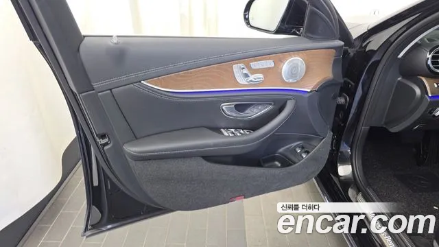 Mercedes-Benz E-Class 2019 thumb 10