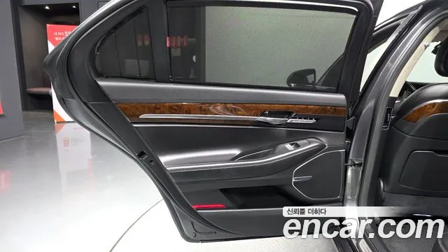 Genesis G90 2017 thumb 5