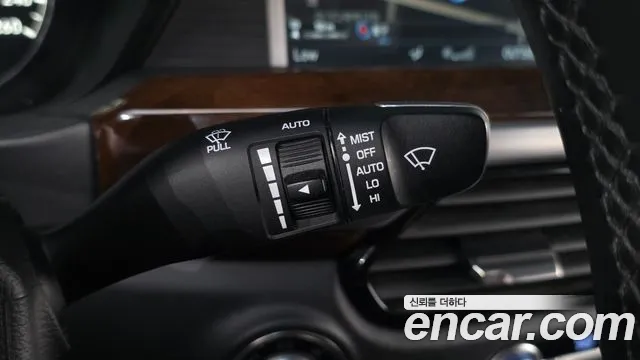 Genesis G90 2017 thumb 2