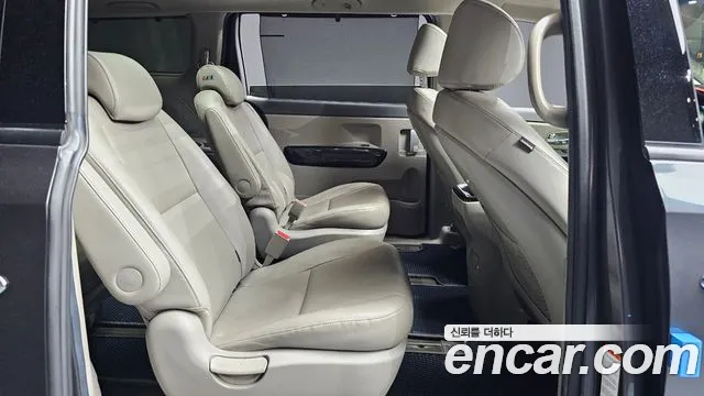 Kia Carnival 2017 thumb 12