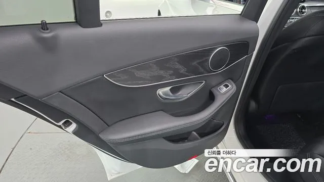 Mercedes-Benz C-Class 2019 thumb 9