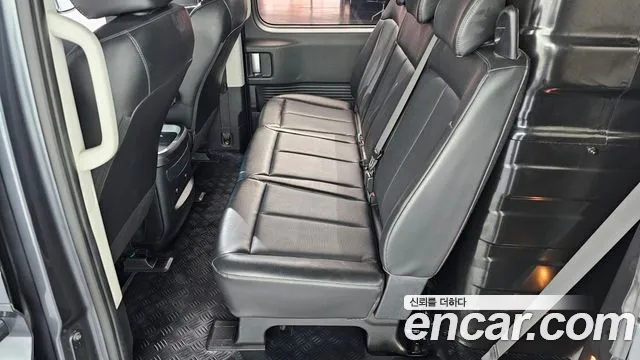 Hyundai Staria 2023 thumb 6