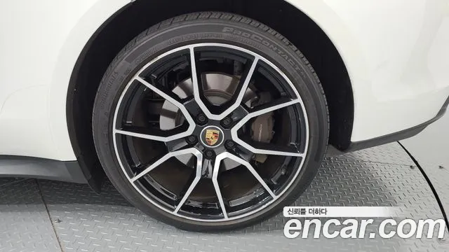 Porsche Taycan 2023 thumb 2