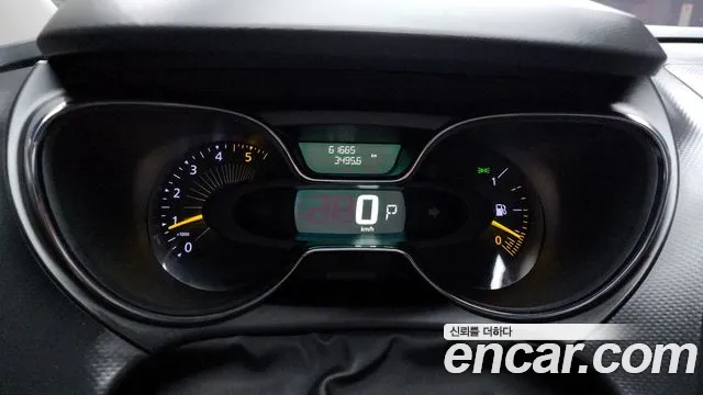 Renault QM3 2015 thumb 11