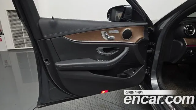 Mercedes-Benz E-Class 2021 thumb 3