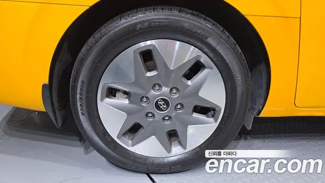 Hyundai Staria 2023 thumb 3