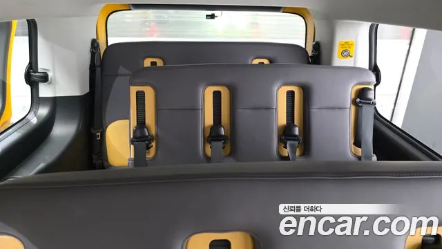 Hyundai Staria 2023 thumb 5