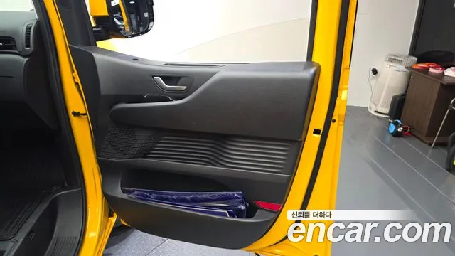 Hyundai Staria 2023 thumb 6