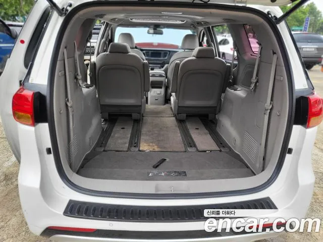 Kia Carnival 2015 thumb 12
