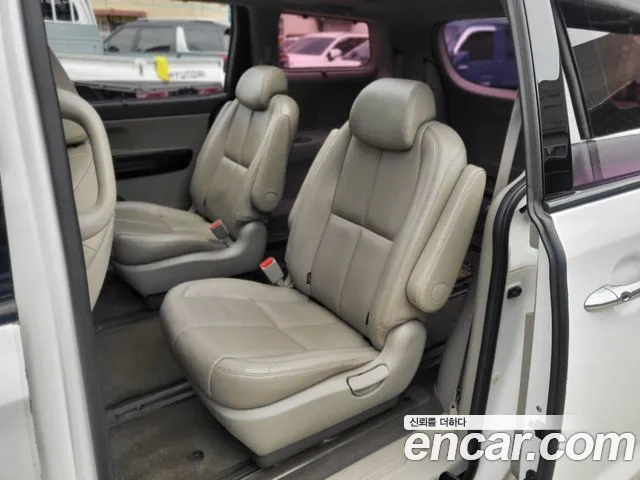 Kia Carnival 2015 thumb 11