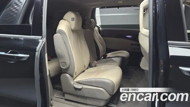 Kia Carnival 2023 thumb 6