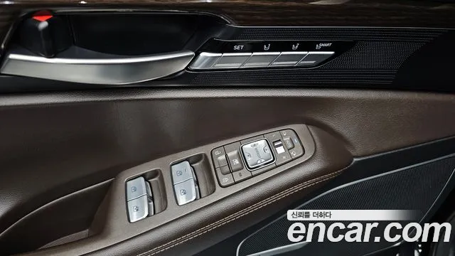 Genesis G90 2017 thumb 8