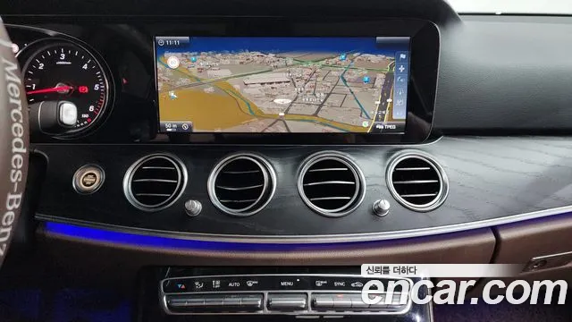 Mercedes-Benz E-Class 2017 thumb 11