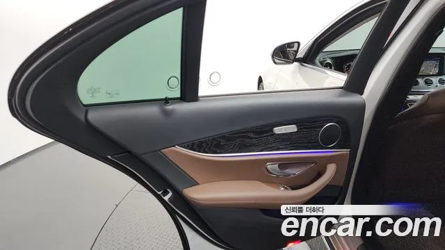 Mercedes-Benz E-Class 2017 thumb 4