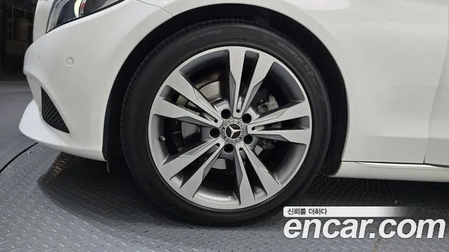Mercedes-Benz C-Class 2018 thumb 8