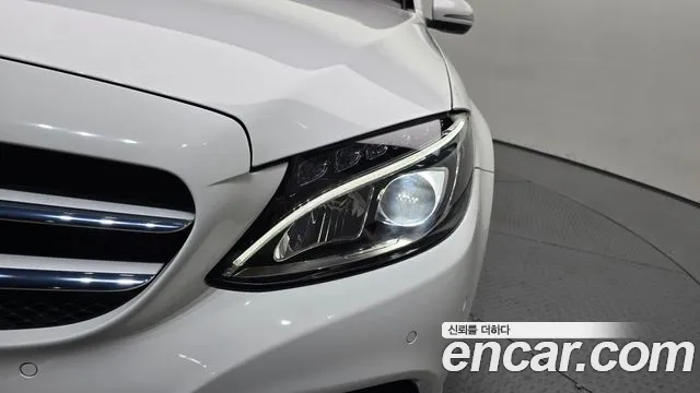 Mercedes-Benz C-Class 2018 thumb 2