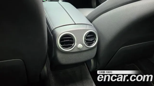 Mercedes-Benz C-Class 2018 thumb 4