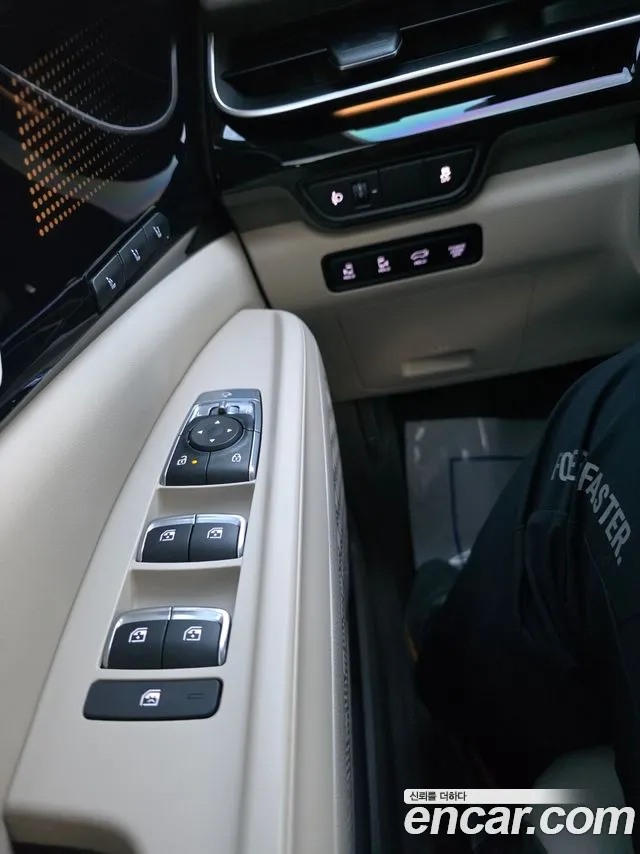 Kia Carnival 2024 thumb 8