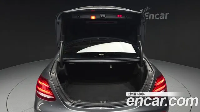 Mercedes-Benz E-Class 2019 thumb 9