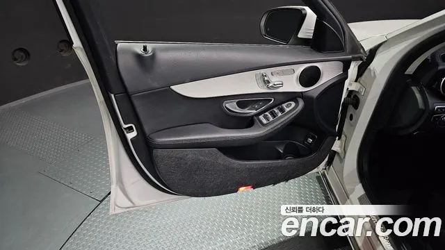 Mercedes-Benz C-Class 2017 thumb 9