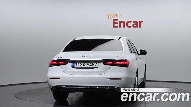 Mercedes-Benz E-Class 2022 thumb 4