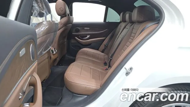 Mercedes-Benz E-Class 2022 thumb 12