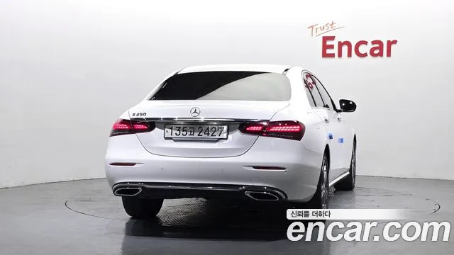 Mercedes-Benz E-Class 2023 thumb 2