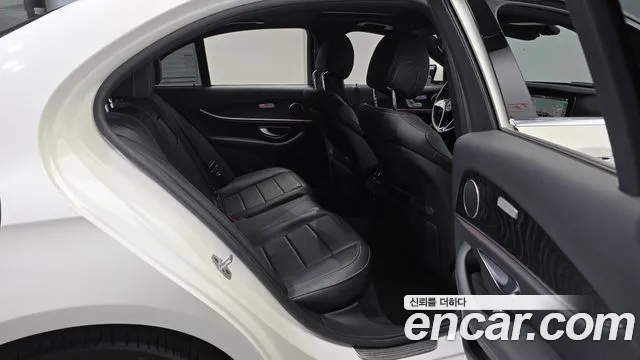Mercedes-Benz E-Class 2023 thumb 9