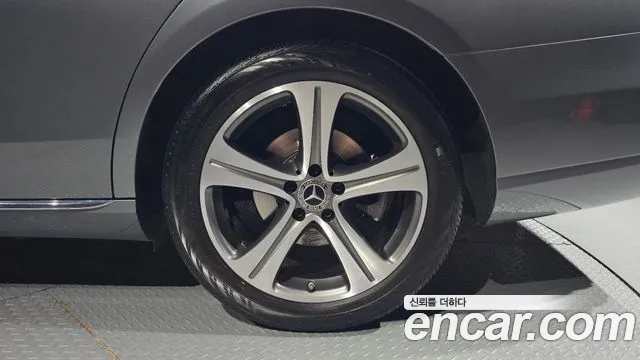 Mercedes-Benz E-Class 2018 thumb 9