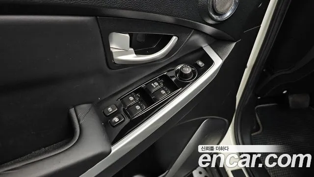 KGM Korando 2015 thumb 8