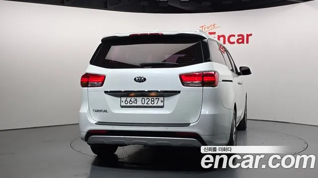 Kia Carnival 2015 thumb 12