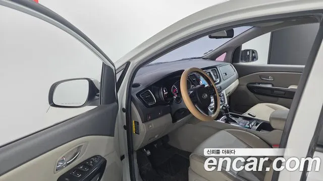 Kia Carnival 2015 thumb 9