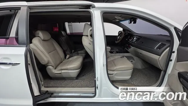 Kia Carnival 2015 thumb 10