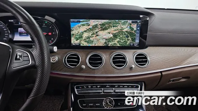 Mercedes-Benz E-Class 2017 thumb 9