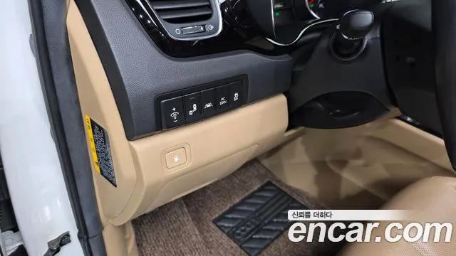 Kia Carnival 2015 thumb 12