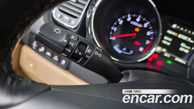 Kia Carnival 2015 thumb 11