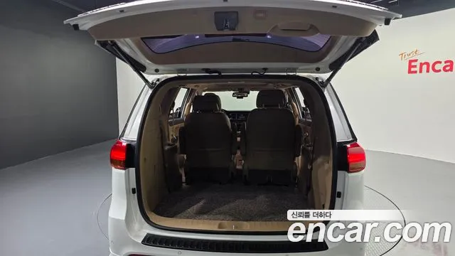 Kia Carnival 2015 thumb 8